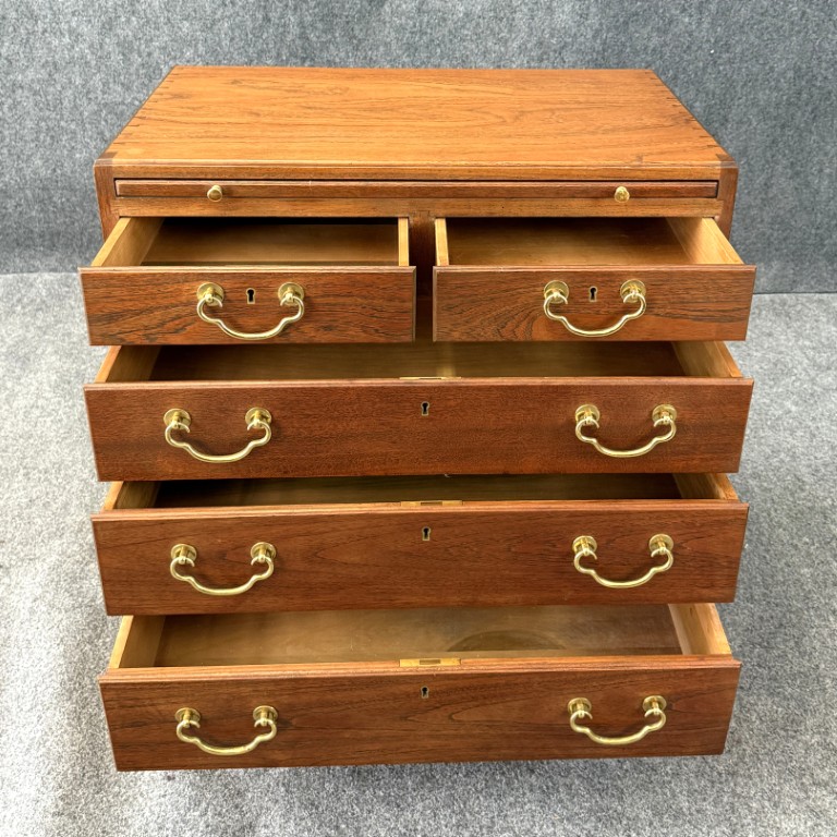 Oak Bachelors Chest with Exposed Dovetails and Dressing Table Oak Bachelors Chest with Exposed Dovetails and Dressing Table
