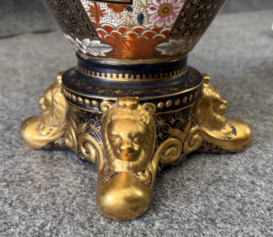 Large Satsuma Style Gold-Adorned Urn Large Satsuma Style Gold-Adorned Urn