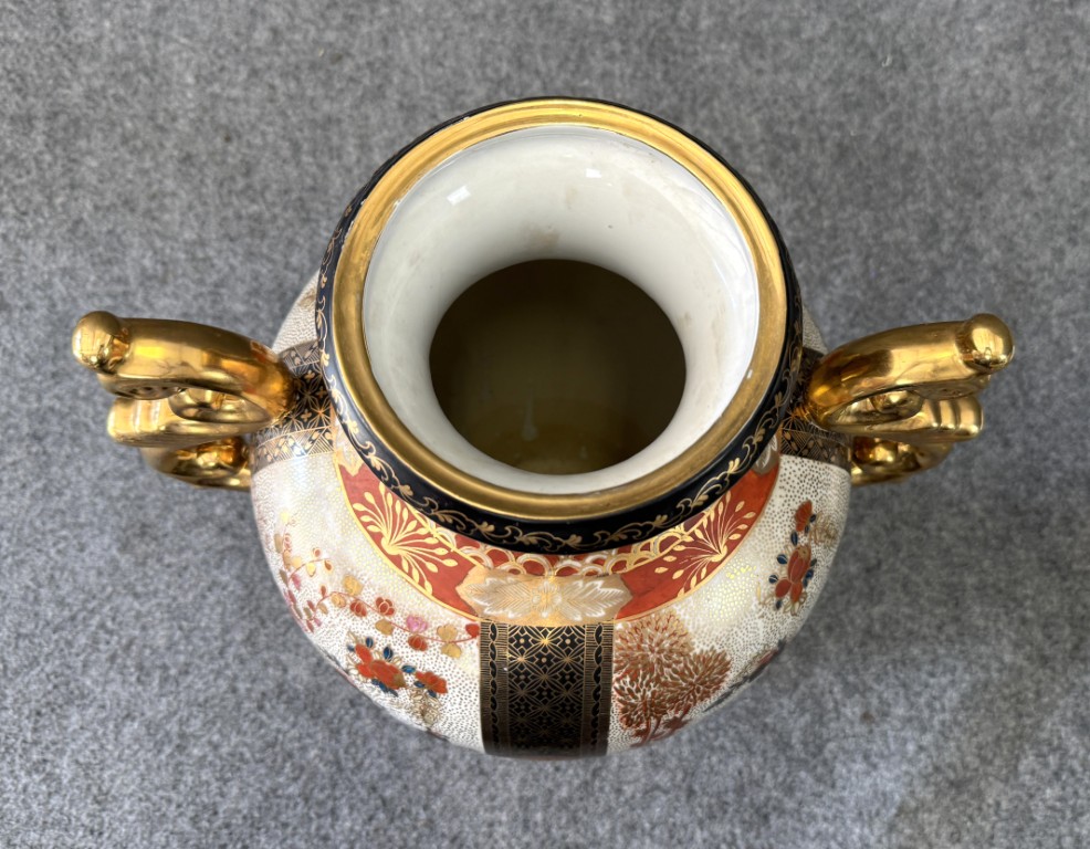Large Satsuma Style Gold-Adorned Urn Large Satsuma Style Gold-Adorned Urn