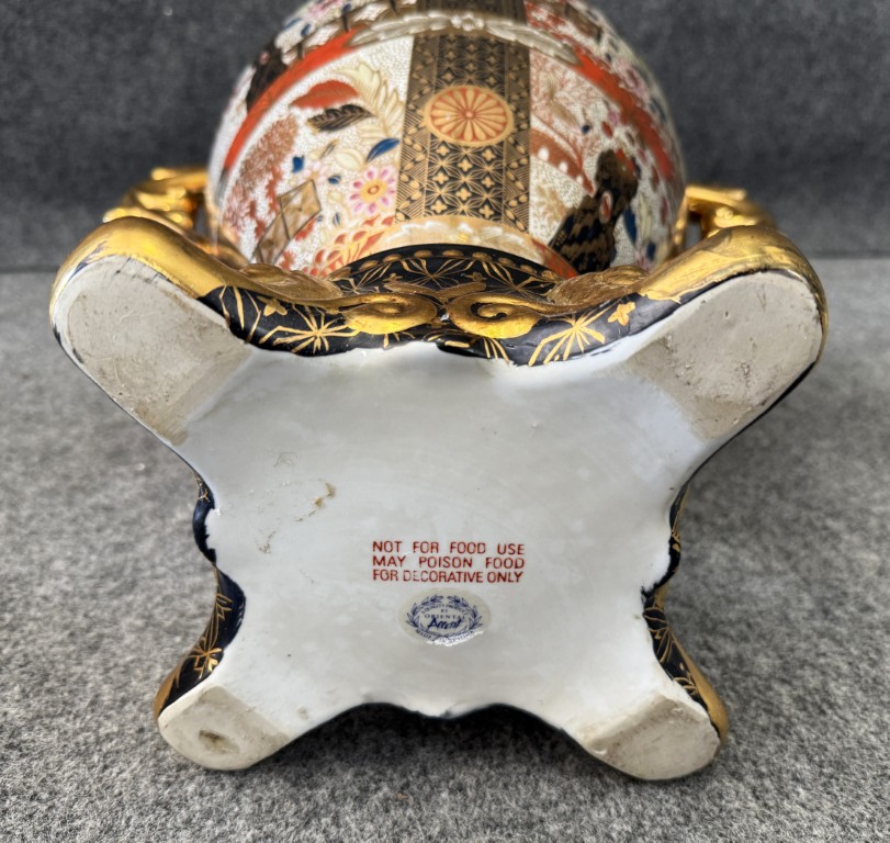 Large Satsuma Style Gold-Adorned Urn Large Satsuma Style Gold-Adorned Urn