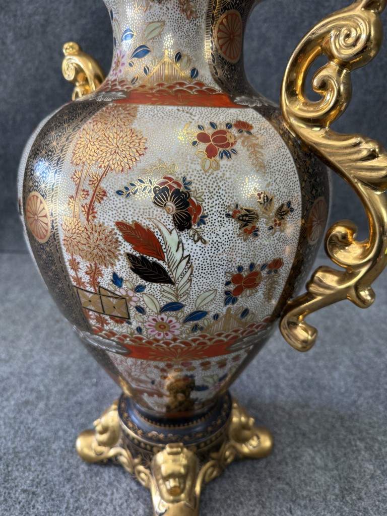 Large Satsuma Style Gold-Adorned Urn Large Satsuma Style Gold-Adorned Urn