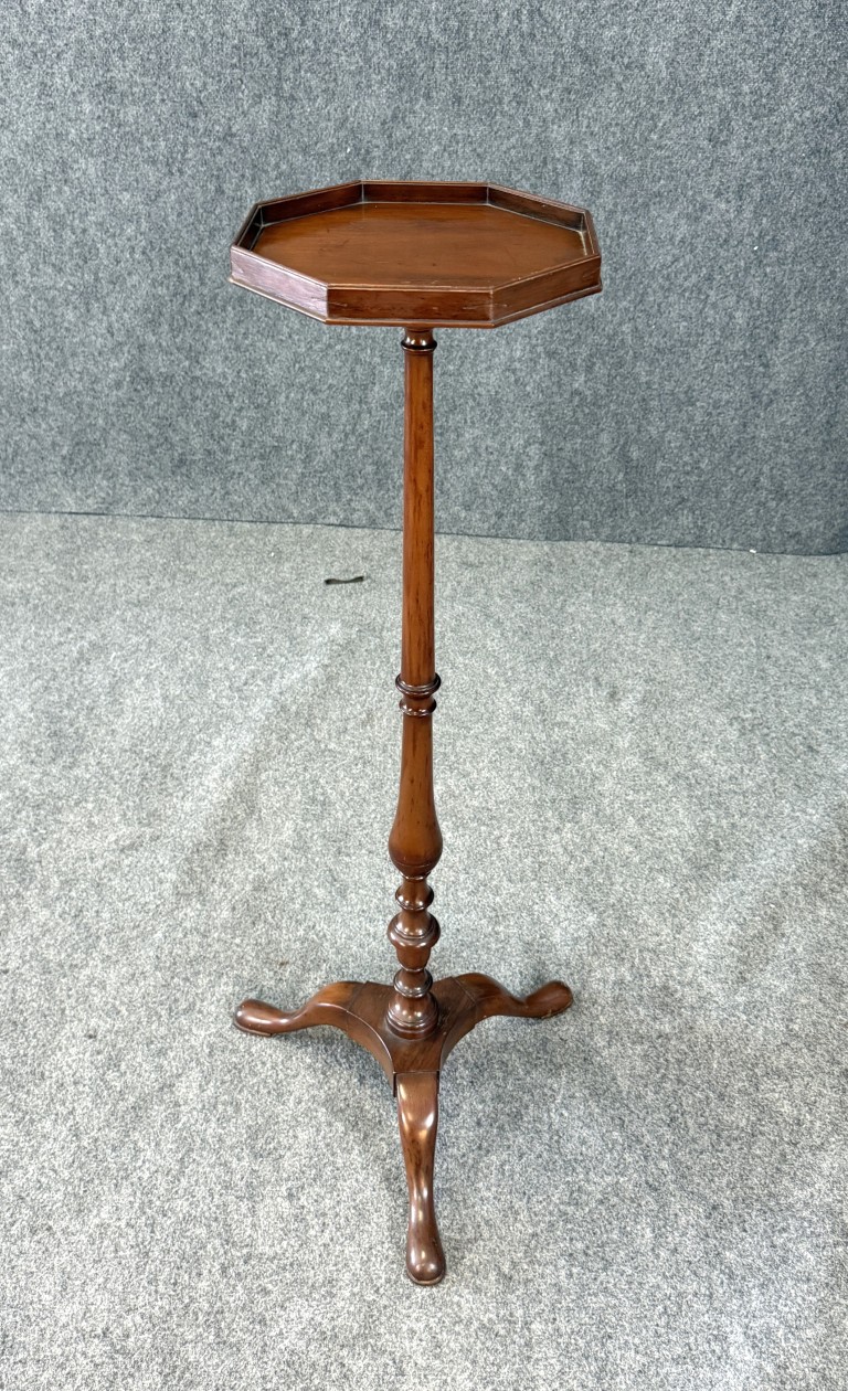 Kittinger Williamsburg Mahogany Candlestand No. 119 Kittinger Williamsburg Mahogany Candlestand No. 119