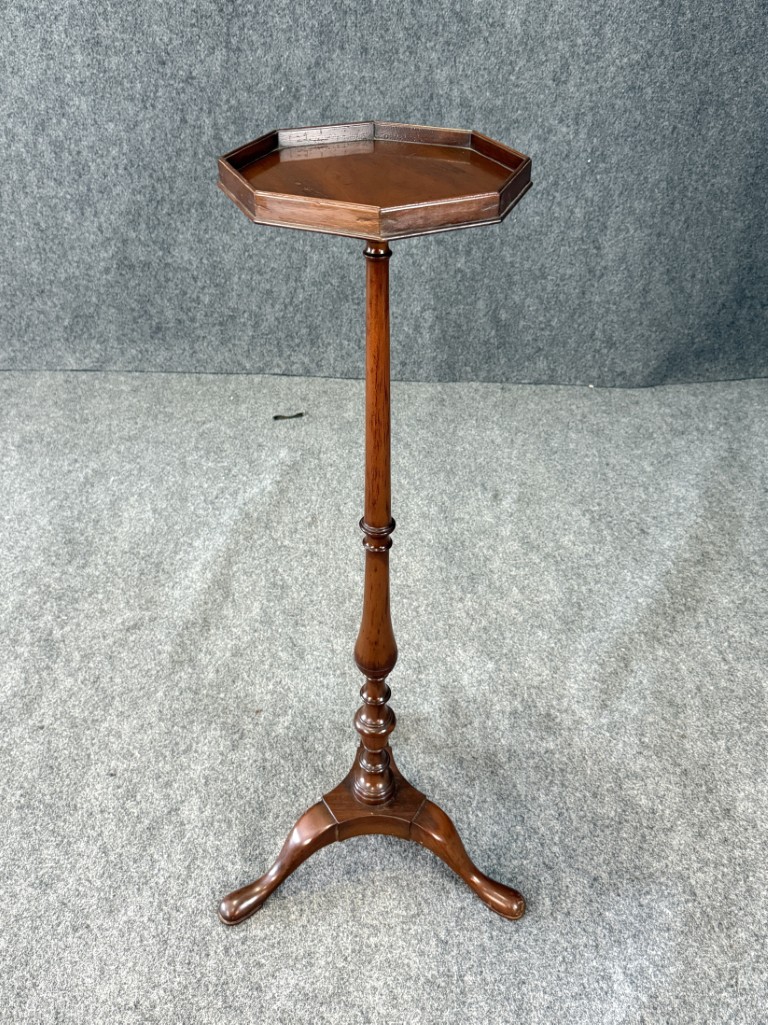 Kittinger Williamsburg Mahogany Candlestand No. 119 Kittinger Williamsburg Mahogany Candlestand No. 119