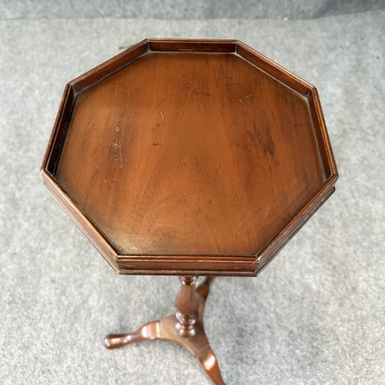 Kittinger Williamsburg Mahogany Candlestand No. 119 Kittinger Williamsburg Mahogany Candlestand No. 119