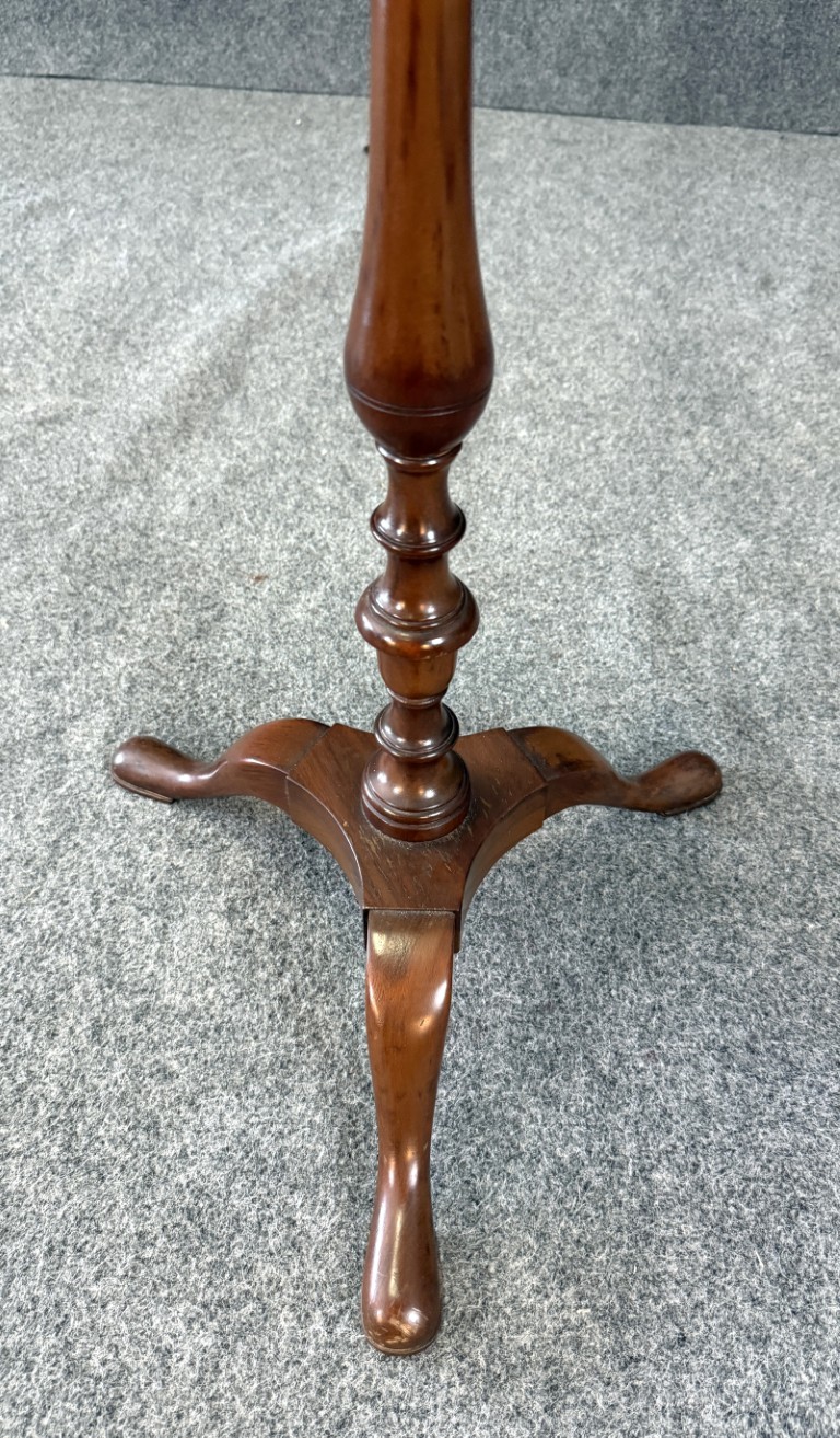 Kittinger Williamsburg Mahogany Candlestand No. 119 Kittinger Williamsburg Mahogany Candlestand No. 119