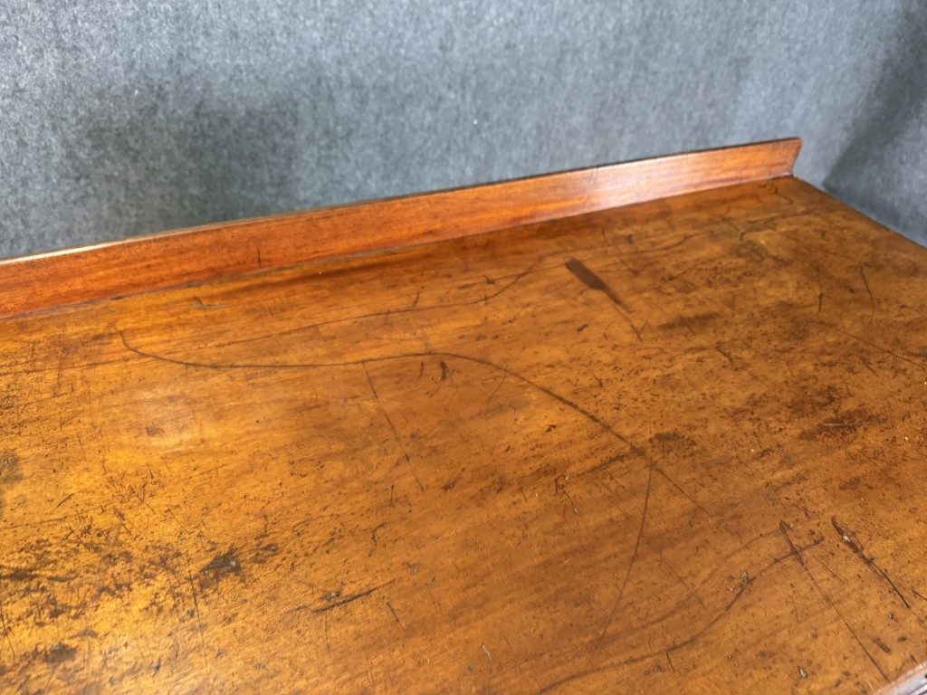 18th Century English-Made Mahogany Sideboard 18th Century English-Made Mahogany Sideboard