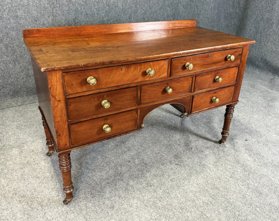18th Century English-Made Mahogany Sideboard 18th Century English-Made Mahogany Sideboard