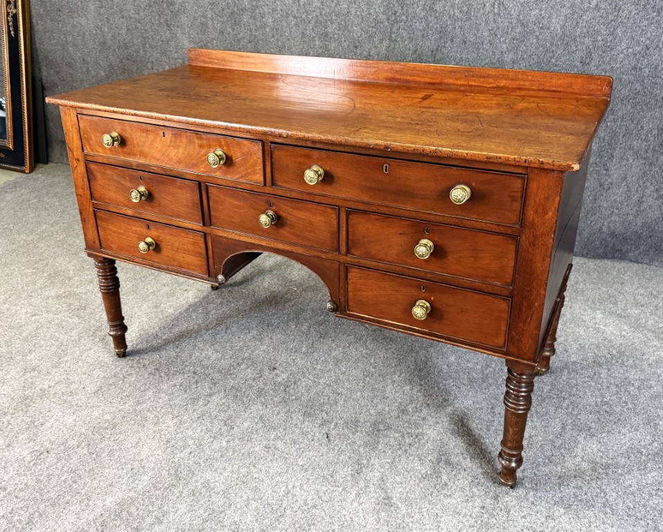 18th Century English-Made Mahogany Sideboard 18th Century English-Made Mahogany Sideboard