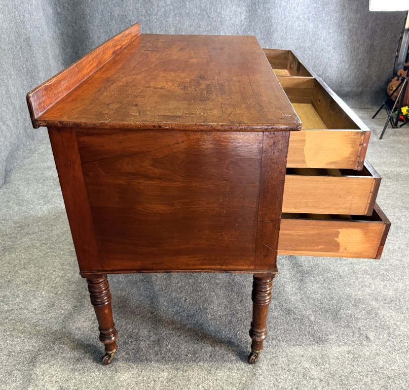 18th Century English-Made Mahogany Sideboard 18th Century English-Made Mahogany Sideboard