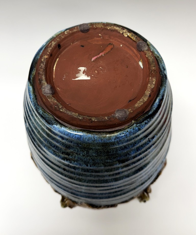 DR772 (1)Vintage Hand-Crafted Blue Vase with Frogs, Flowers, and Leaves Vintage Hand-Crafted Blue Vase with Frogs, Flowers, and Leaves