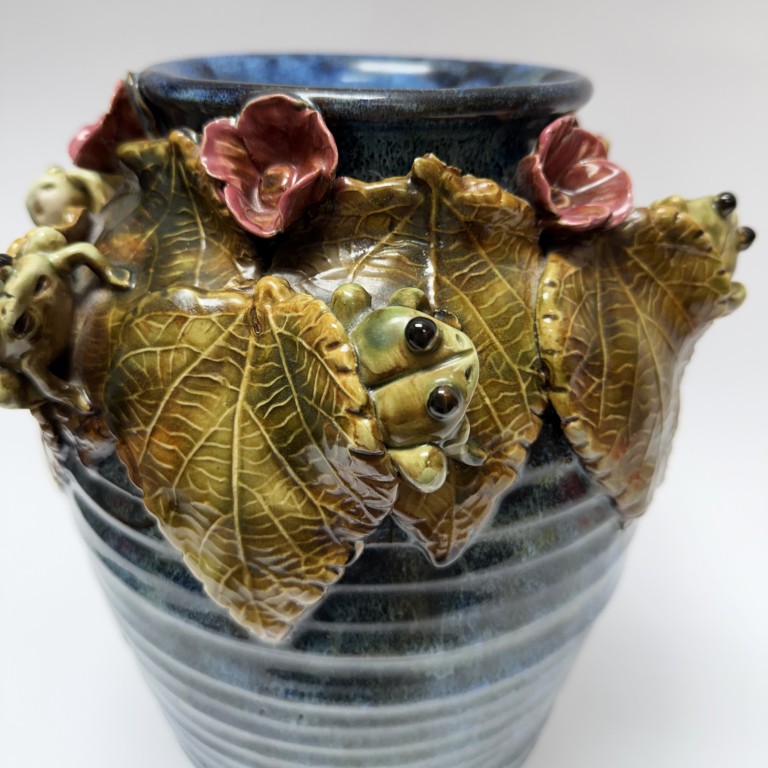 DR772 (7)Vintage Hand-Crafted Blue Vase with Frogs, Flowers, and Leaves Vintage Hand-Crafted Blue Vase with Frogs, Flowers, and Leaves