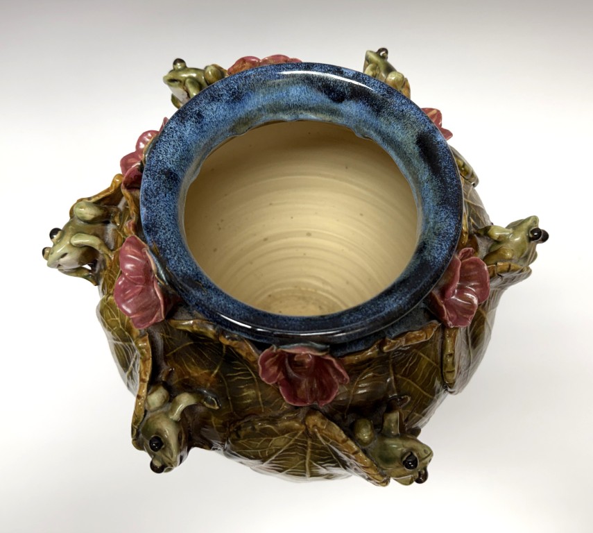 DR772 (8)Vintage Hand-Crafted Blue Vase with Frogs, Flowers, and Leaves Vintage Hand-Crafted Blue Vase with Frogs, Flowers, and Leaves