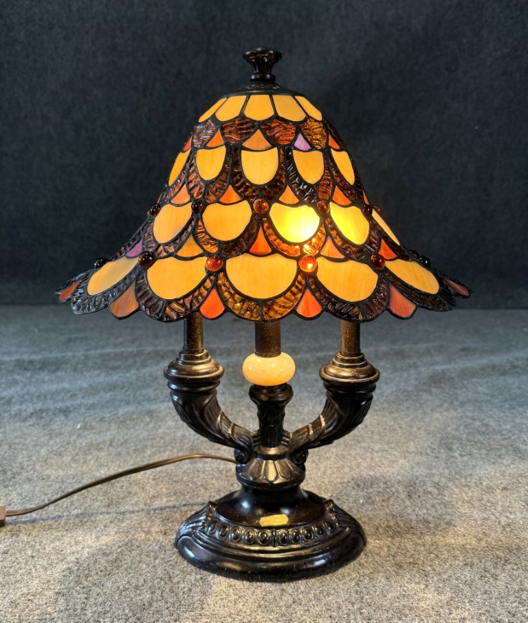 Dale Tiffany "Antiques Roadshow Edition" Oblong Tiffany Style Lamp Dale Tiffany "Antiques Roadshow Edition" Oblong Tiffany Style Lamp