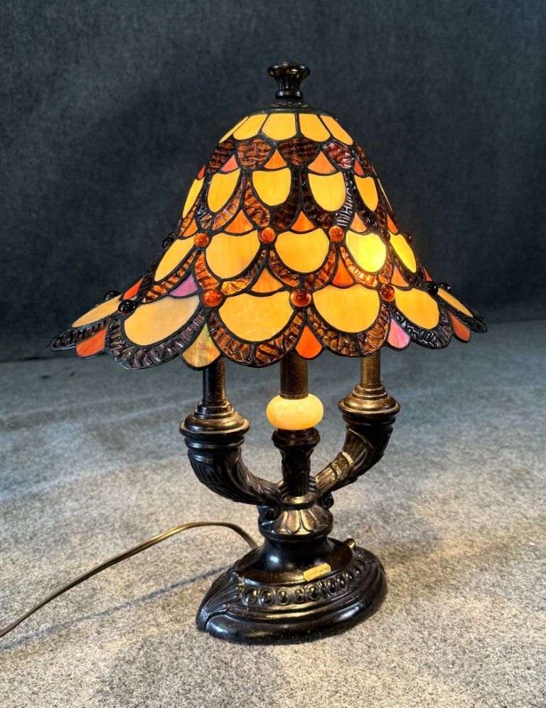 Dale Tiffany "Antiques Roadshow Edition" Oblong Tiffany Style Lamp Dale Tiffany "Antiques Roadshow Edition" Oblong Tiffany Style Lamp