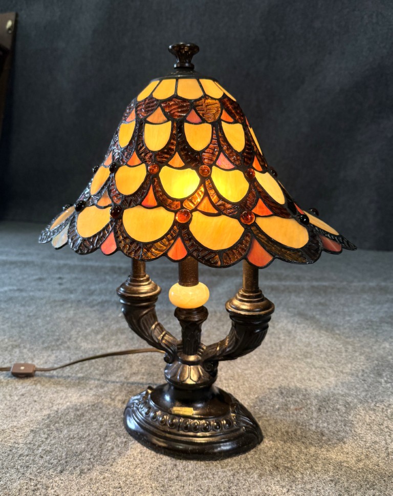 Dale Tiffany "Antiques Roadshow Edition" Oblong Tiffany Style Lamp Dale Tiffany "Antiques Roadshow Edition" Oblong Tiffany Style Lamp