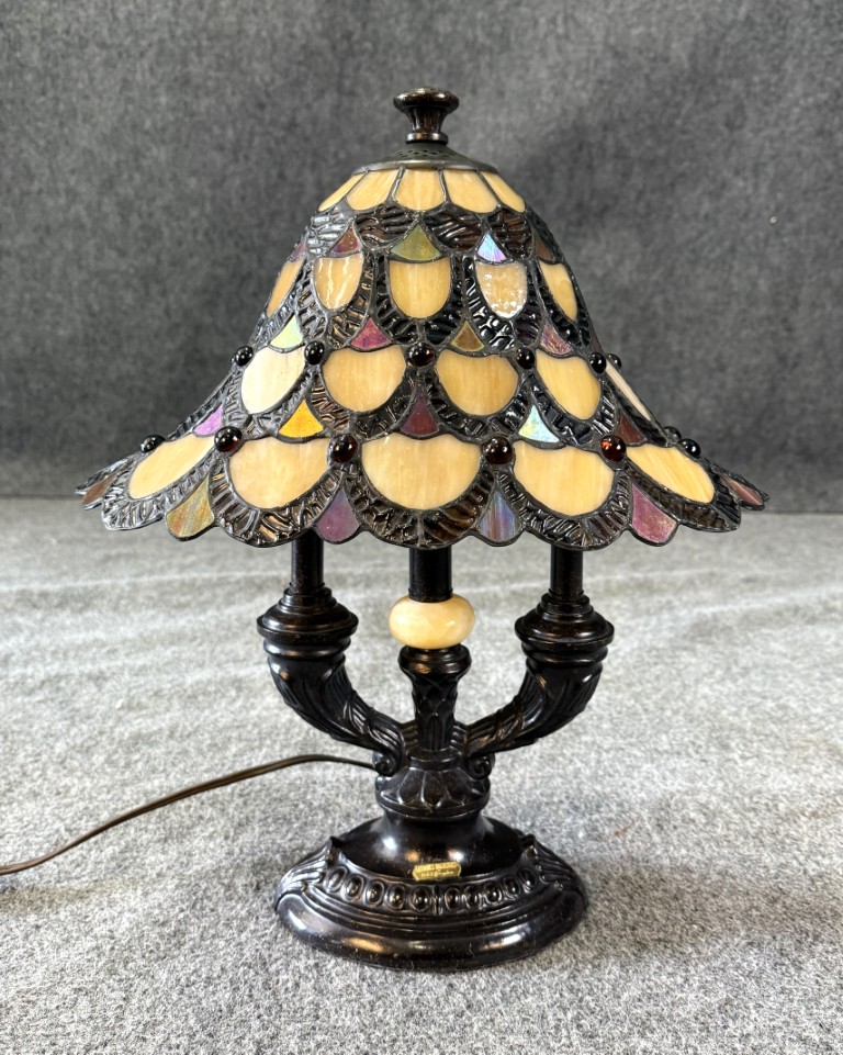 Dale Tiffany "Antiques Roadshow Edition" Oblong Tiffany Style Lamp Dale Tiffany "Antiques Roadshow Edition" Oblong Tiffany Style Lamp