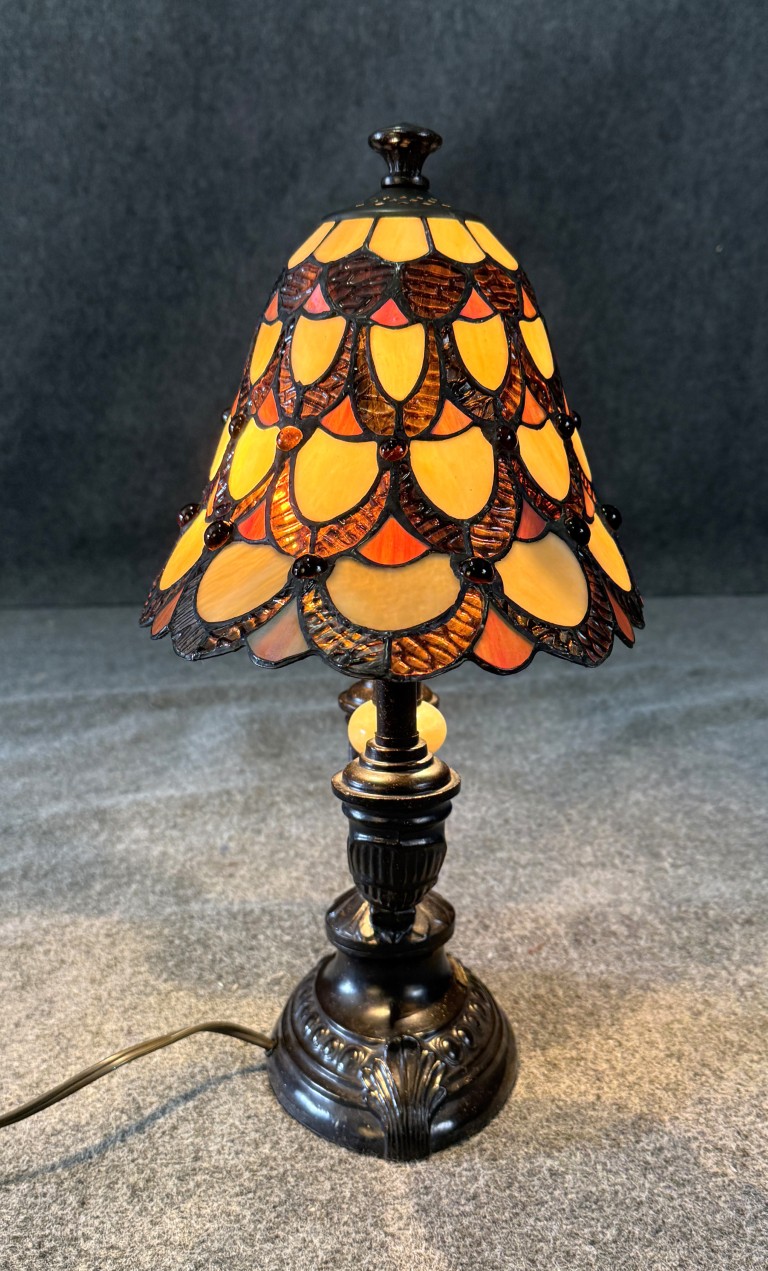 Dale Tiffany "Antiques Roadshow Edition" Oblong Tiffany Style Lamp Dale Tiffany "Antiques Roadshow Edition" Oblong Tiffany Style Lamp