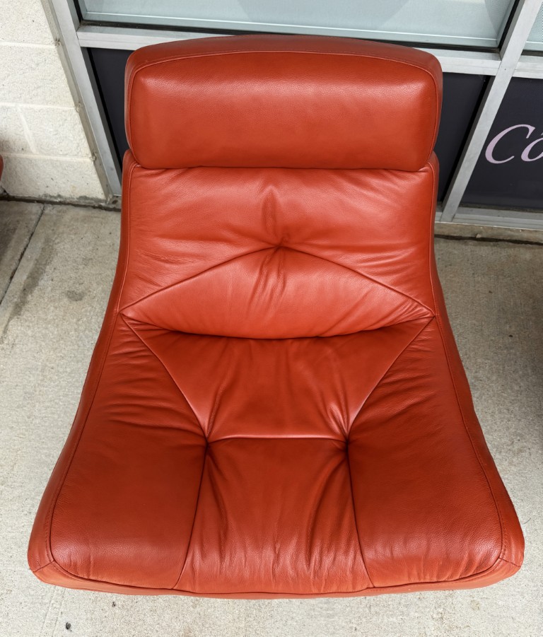 C822 (12)Pair of Mid-Century Modern Style Orange Club Chairs with Ottomans Pair of Mid-Century Modern Style Orange Club Chairs with Ottomans
