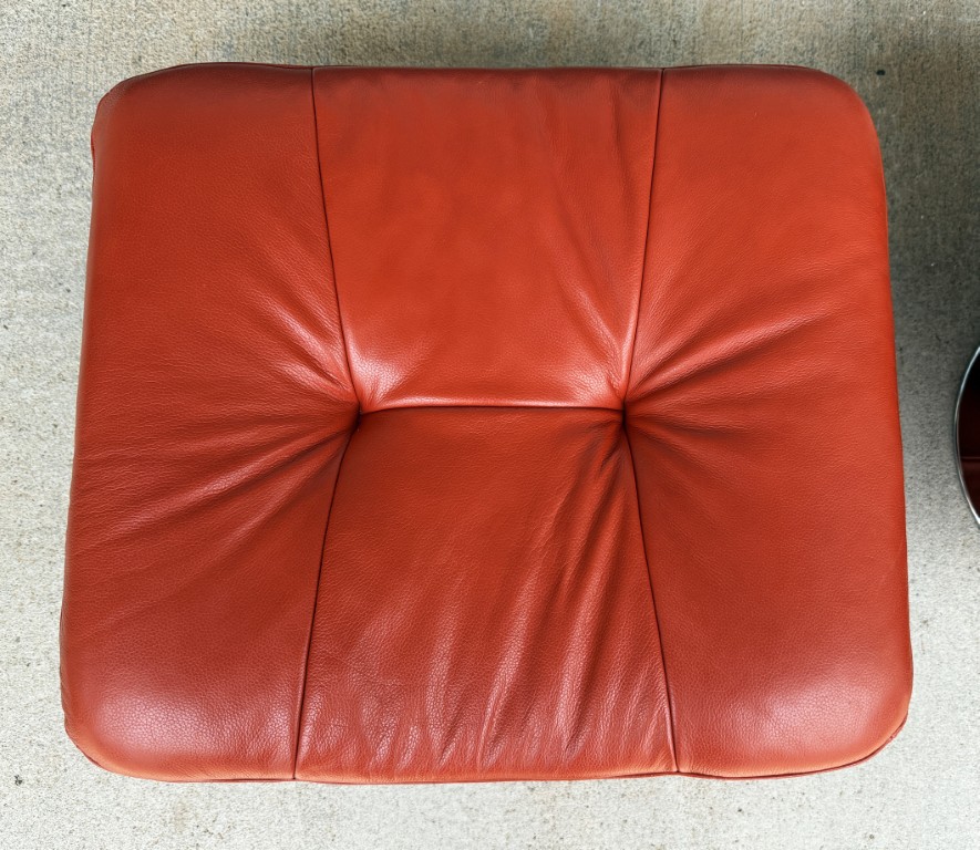 Pair of Mid-Century Modern Style Orange Club Chairs with Ottomans Pair of Mid-Century Modern Style Orange Club Chairs with Ottomans