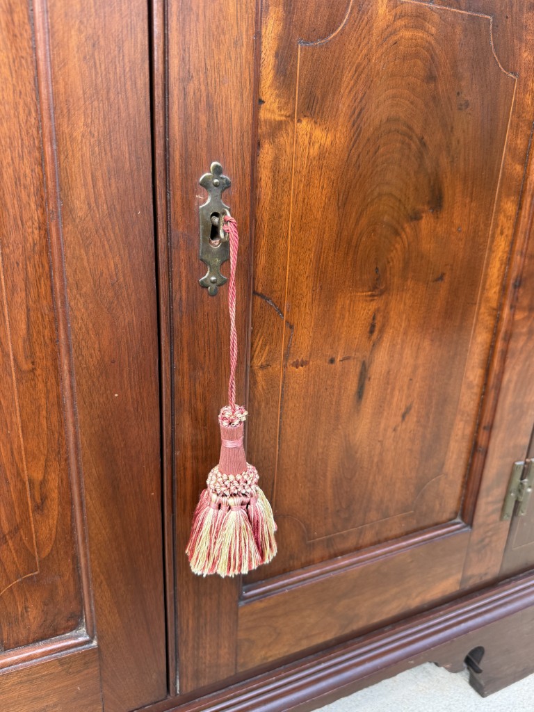 18th Century Inlaid Mahogany Corner Cabinet 18th Century Inlaid Mahogany Corner Cabinet