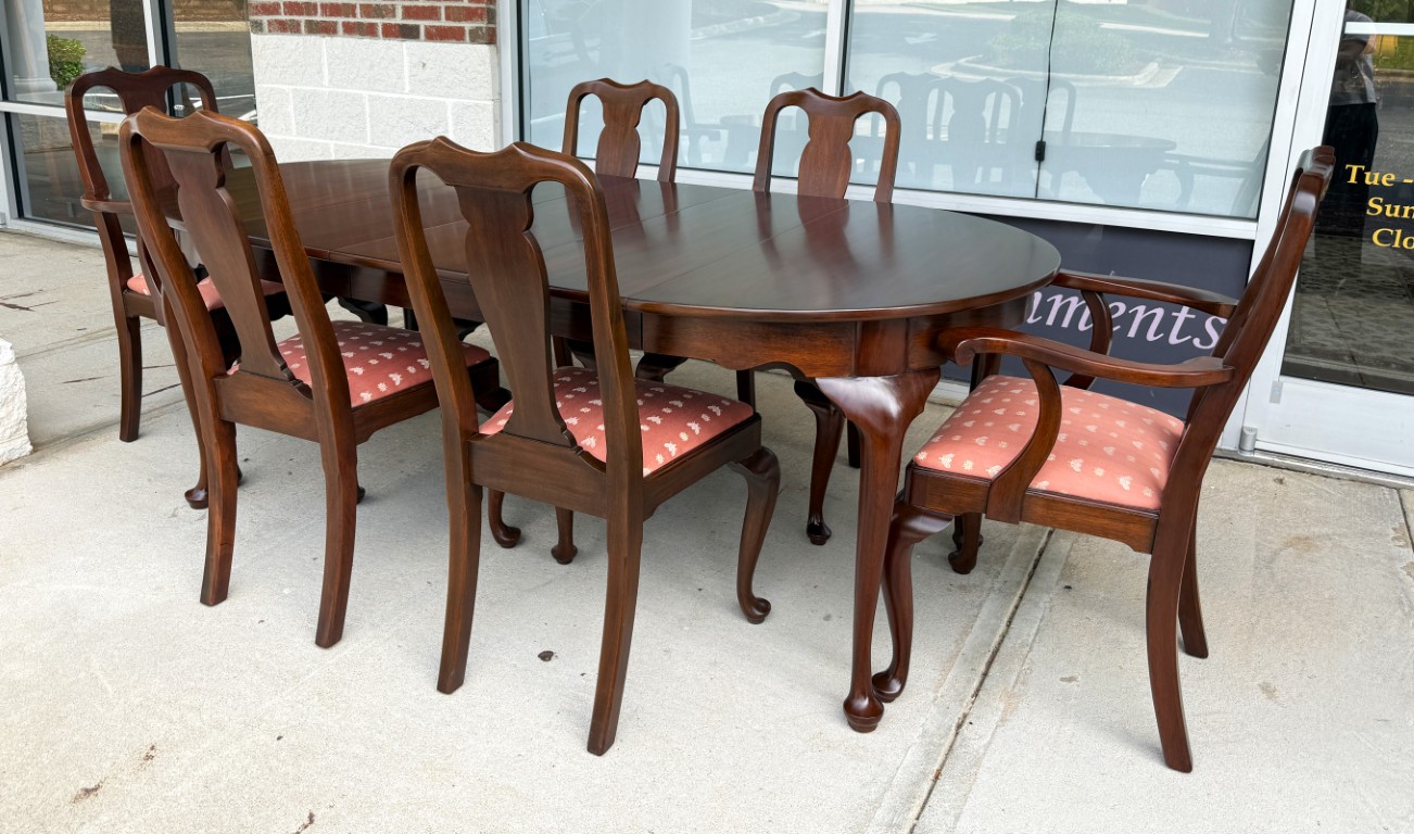 7 Piece Henkel Harris Mahogany Round Dining Set with 3 Leaves 7 Piece Henkel Harris Mahogany Round Dining Set with 3 Leaves