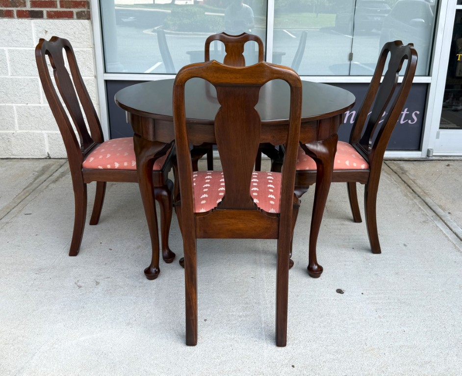 7 Piece Henkel Harris Mahogany Round Dining Set with 3 Leaves 7 Piece Henkel Harris Mahogany Round Dining Set with 3 Leaves