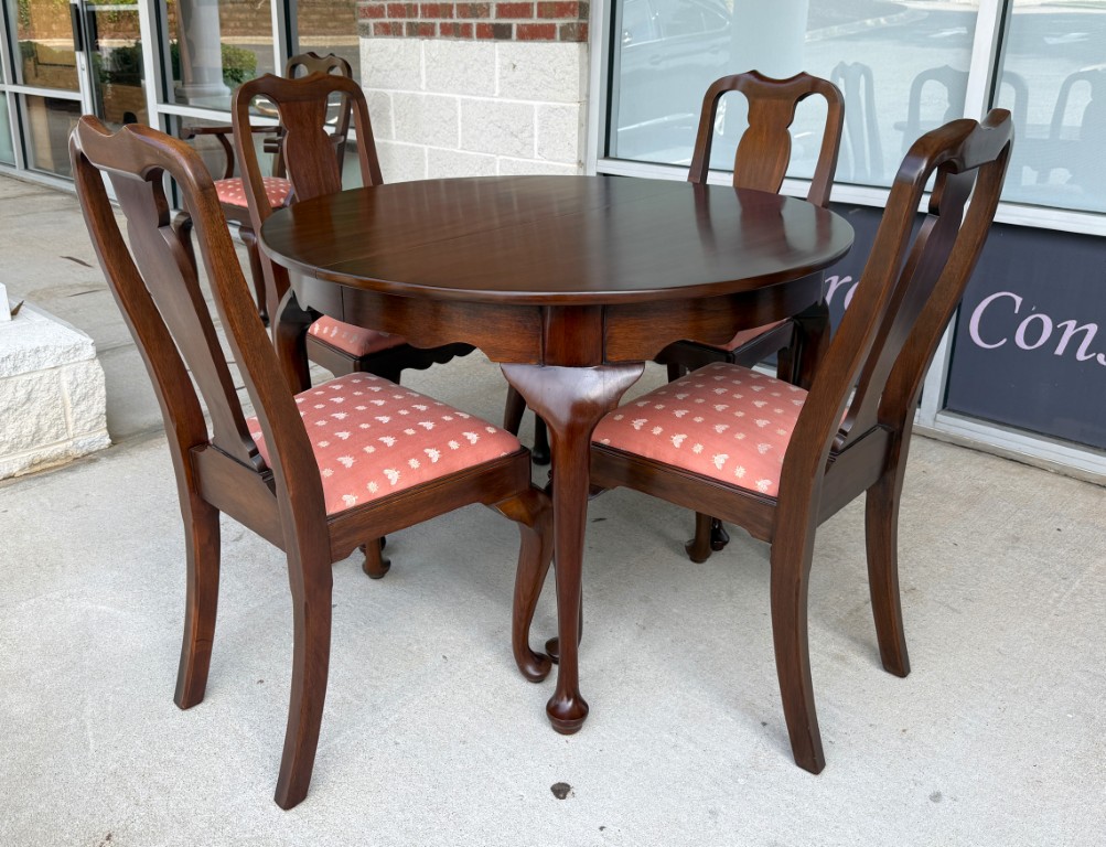 7 Piece Henkel Harris Mahogany Round Dining Set with 3 Leaves 7 Piece Henkel Harris Mahogany Round Dining Set with 3 Leaves