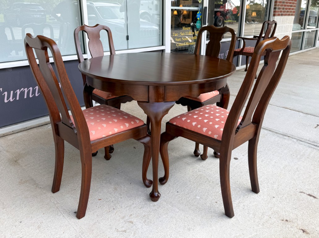 7 Piece Henkel Harris Mahogany Round Dining Set with 3 Leaves 7 Piece Henkel Harris Mahogany Round Dining Set with 3 Leaves