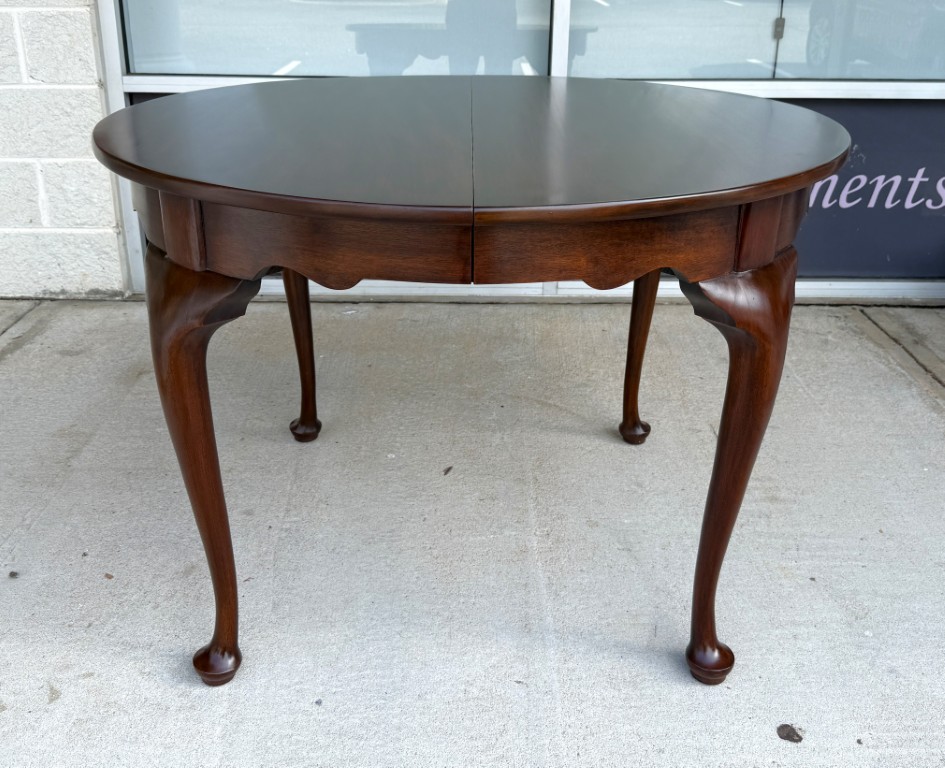7 Piece Henkel Harris Mahogany Round Dining Set with 3 Leaves 7 Piece Henkel Harris Mahogany Round Dining Set with 3 Leaves