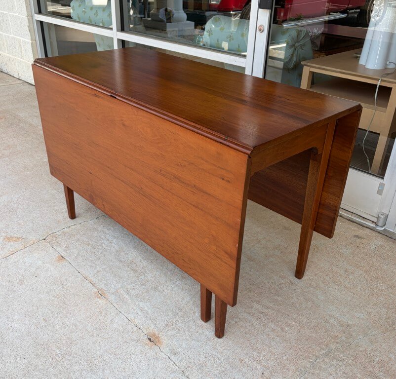 Antique Hepplewhite Style Drop Side Dining Table with Tapered Legs Antique Hepplewhite Style Drop Side Dining Table with Tapered Legs