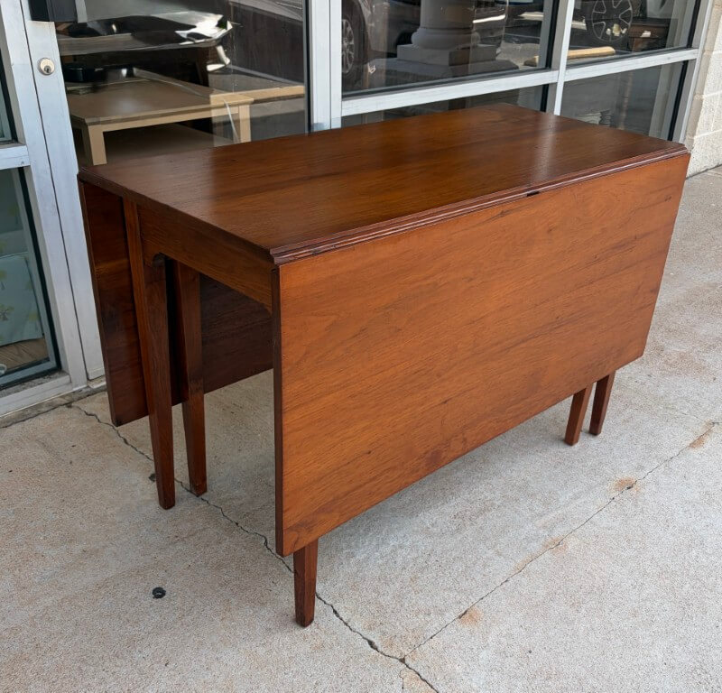 Antique Hepplewhite Style Drop Side Dining Table with Tapered Legs Antique Hepplewhite Style Drop Side Dining Table with Tapered Legs