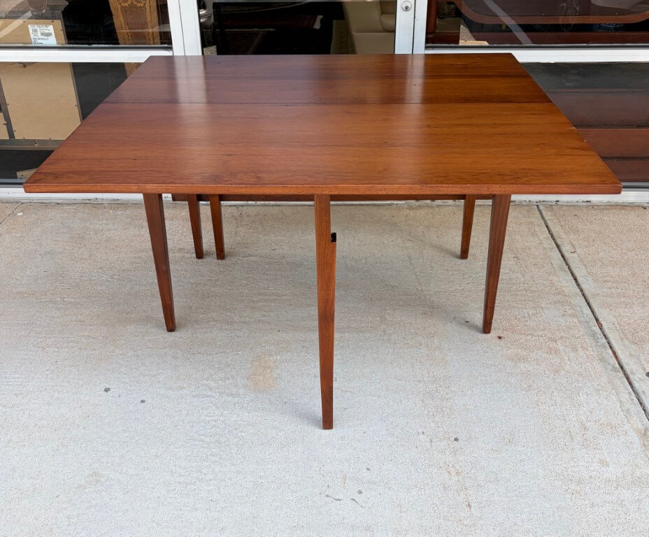 Antique Hepplewhite Style Drop Side Dining Table with Tapered Legs Antique Hepplewhite Style Drop Side Dining Table with Tapered Legs