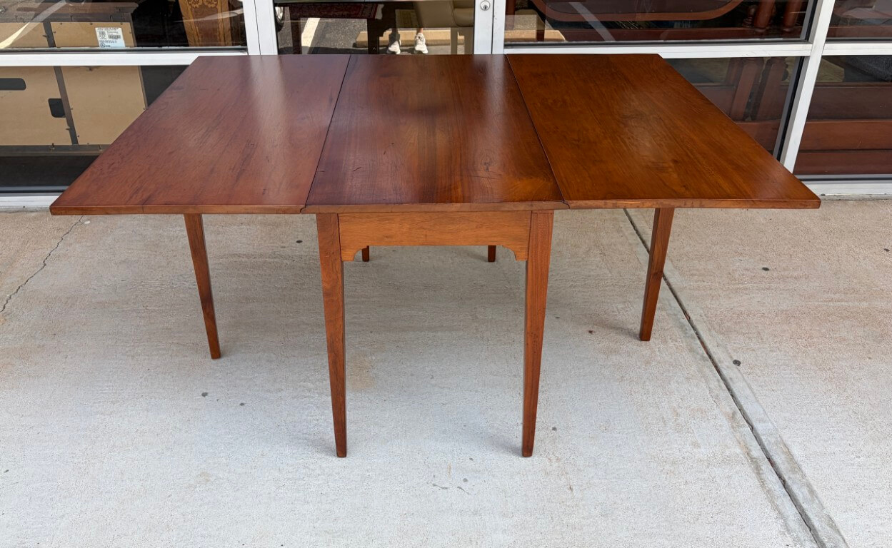 Antique Hepplewhite Style Drop Side Dining Table with Tapered Legs Antique Hepplewhite Style Drop Side Dining Table with Tapered Legs
