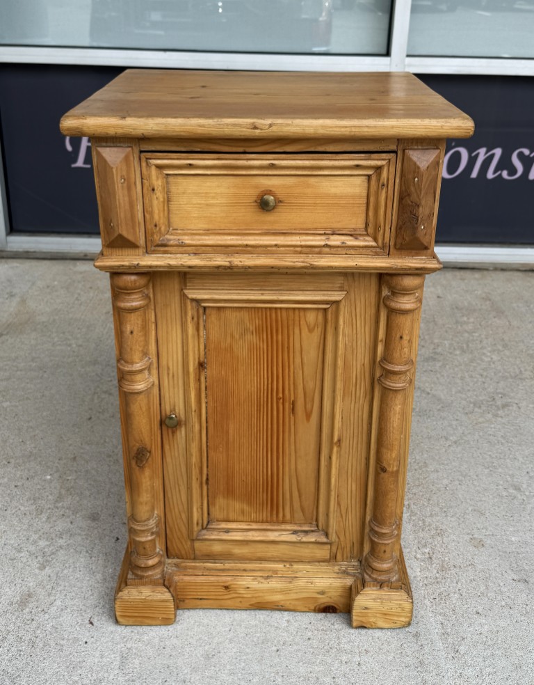Early 1900s Solid Pine Nightstand Early 1900s Solid Pine Nightstand