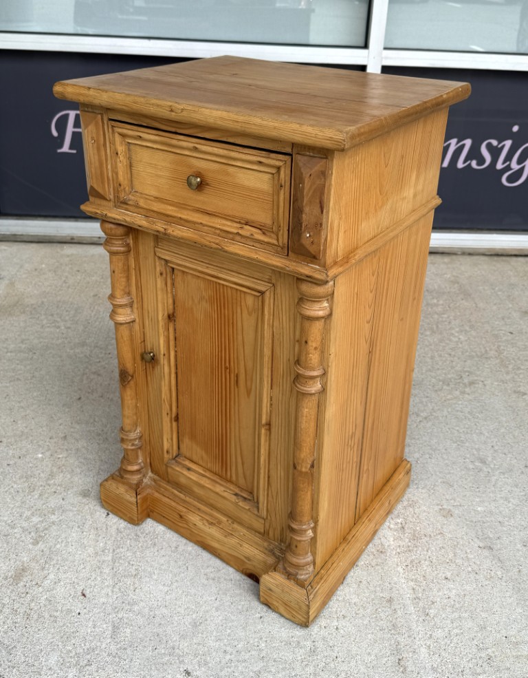 Early 1900s Solid Pine Nightstand Early 1900s Solid Pine Nightstand