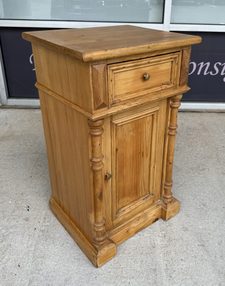 Early 1900s Solid Pine Nightstand Early 1900s Solid Pine Nightstand