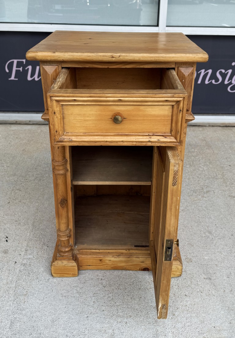Early 1900s Solid Pine Nightstand Early 1900s Solid Pine Nightstand