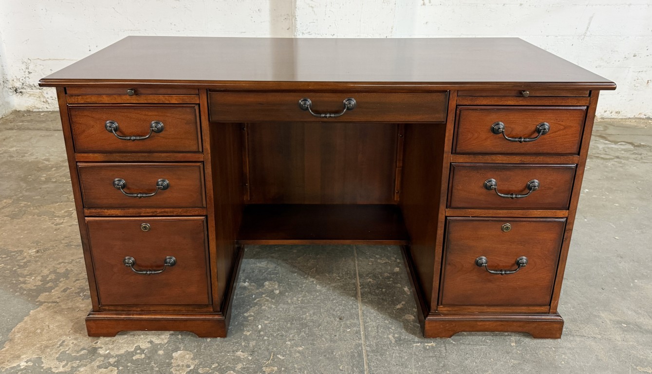Riverside Furniture Traditional Petite Executive Desk Riverside Furniture Traditional Petite Executive Desk
