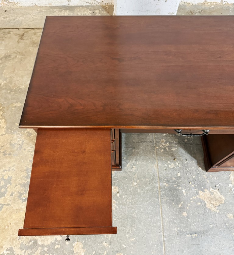 Riverside Furniture Traditional Petite Executive Desk Riverside Furniture Traditional Petite Executive Desk