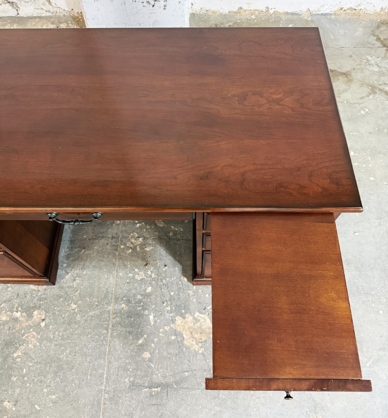 Riverside Furniture Traditional Petite Executive Desk Riverside Furniture Traditional Petite Executive Desk