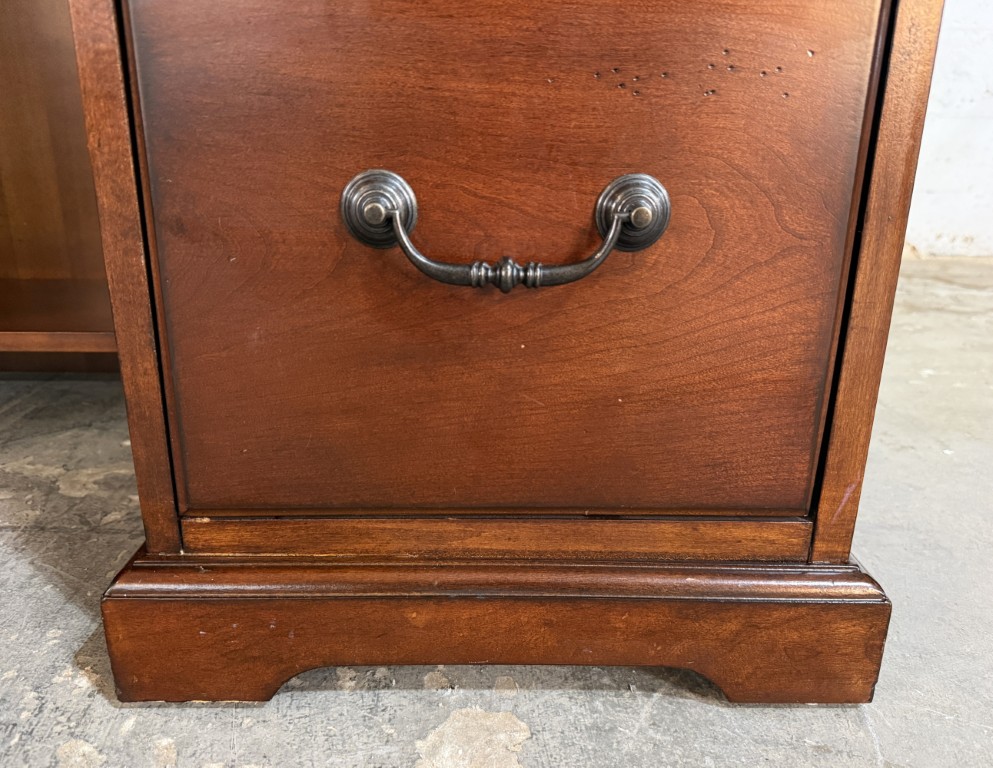 Riverside Furniture Traditional Petite Executive Desk Riverside Furniture Traditional Petite Executive Desk