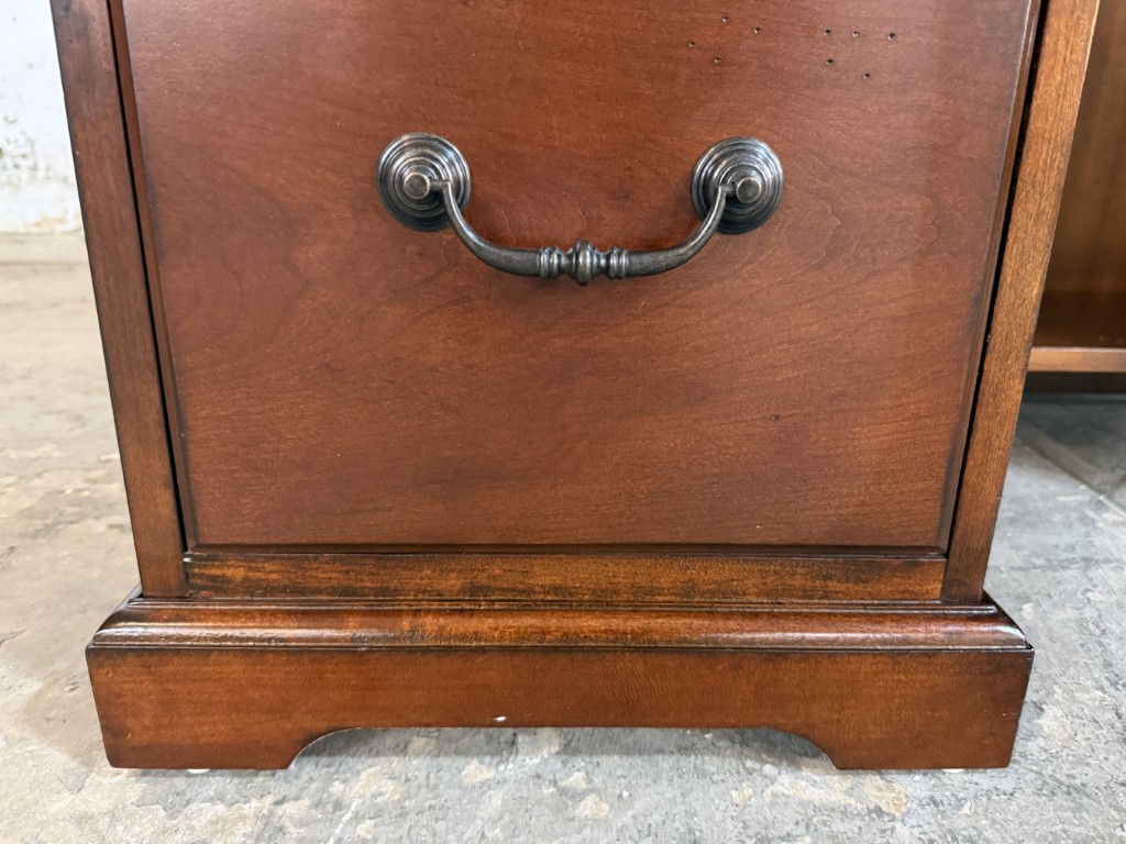 Riverside Furniture Traditional Petite Executive Desk Riverside Furniture Traditional Petite Executive Desk