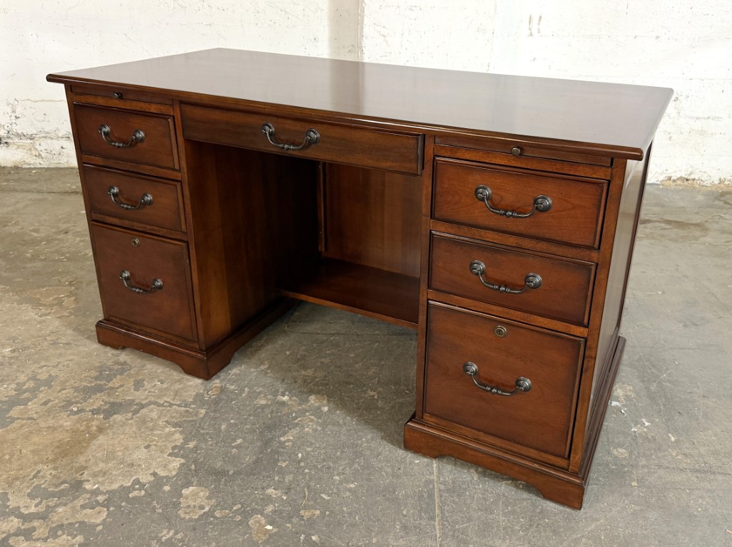 Riverside Furniture Traditional Petite Executive Desk Riverside Furniture Traditional Petite Executive Desk