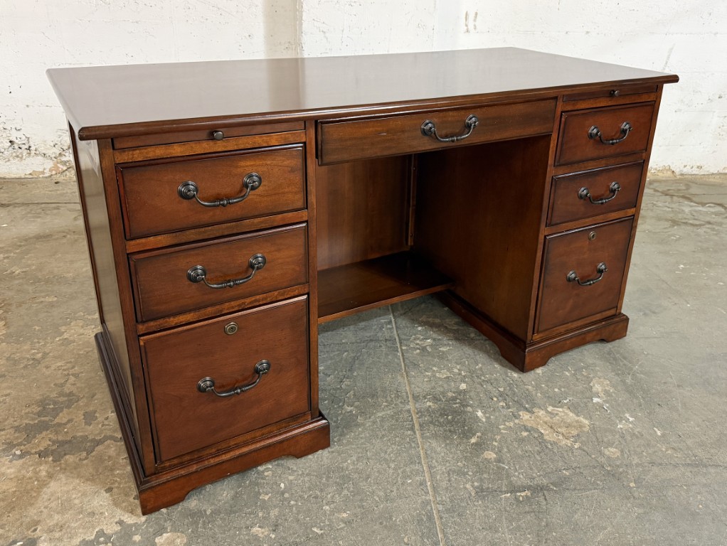 Riverside Furniture Traditional Petite Executive Desk Riverside Furniture Traditional Petite Executive Desk